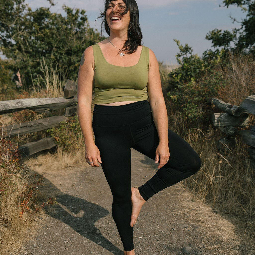 Leggings | Norah is wearing size Medium, height 5.6"